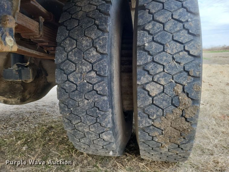 image for item DO4733 1992 Ford F700  utility / service truck