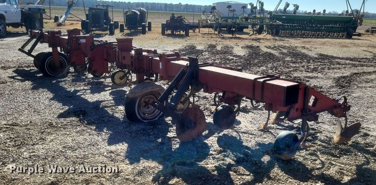 image for item DO4735 Case IH  row crop cultivator