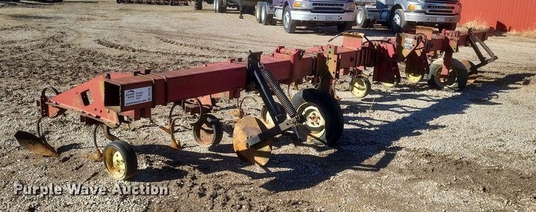 image for item DO4735 Case IH  row crop cultivator