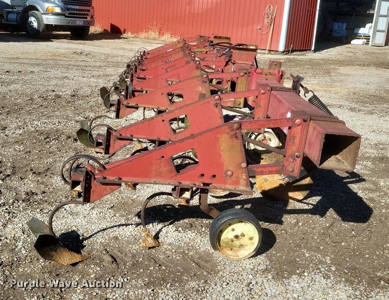 image for item DO4735 Case IH  row crop cultivator