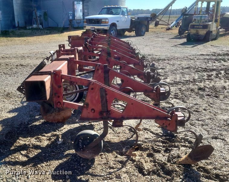 image for item DO4735 Case IH  row crop cultivator