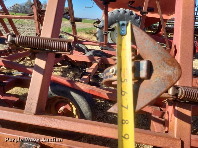 image for item DO4751 Case IH 4600  field cultivator