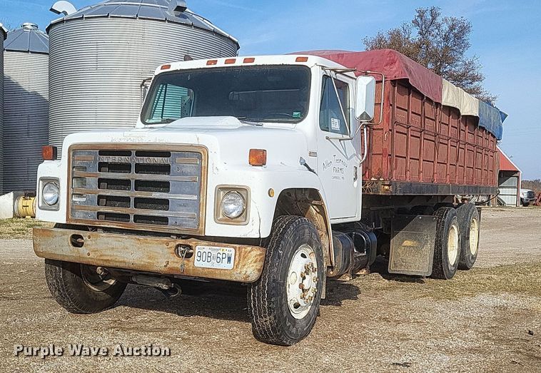 image for item DO4755 1982 International grain truck