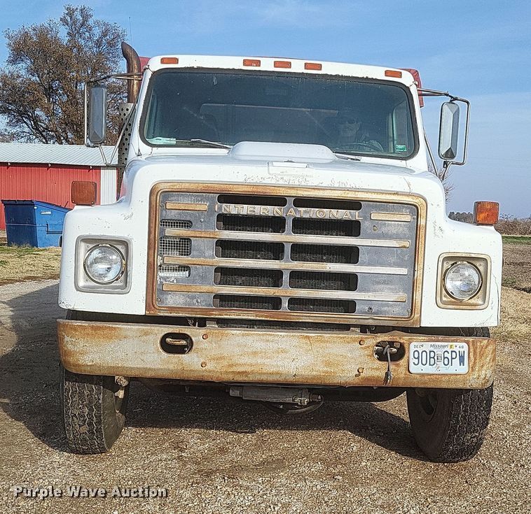 image for item DO4755 1982 International grain truck