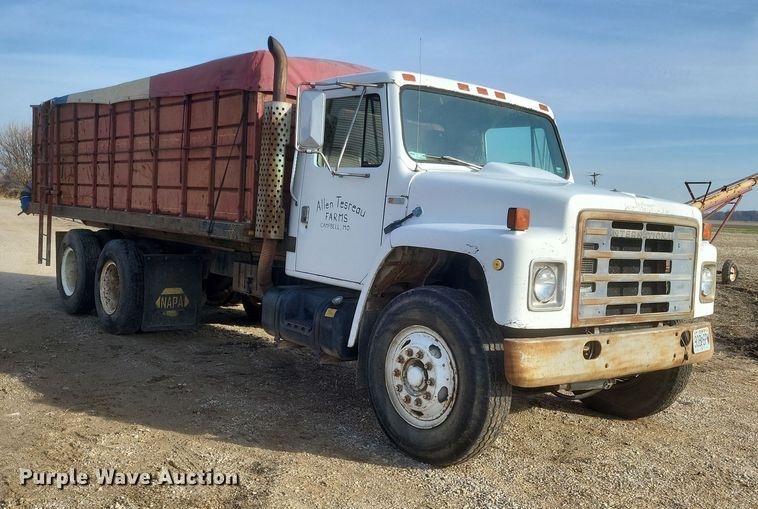image for item DO4755 1982 International grain truck