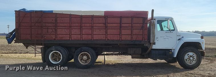 image for item DO4755 1982 International grain truck