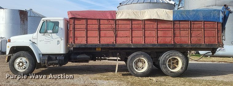 image for item DO4755 1982 International grain truck