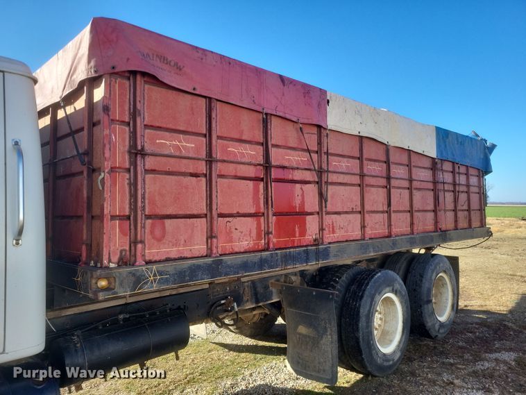 image for item DO4755 1982 International grain truck