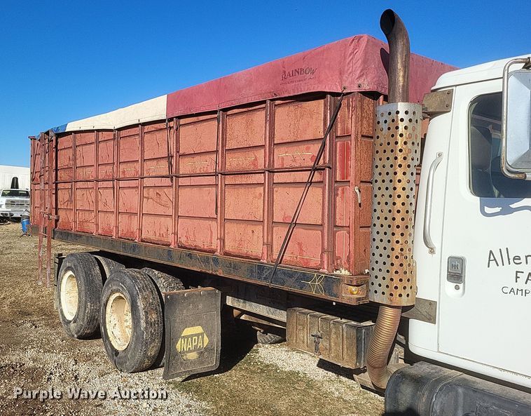 image for item DO4755 1982 International grain truck