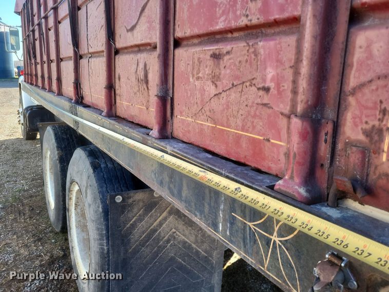 image for item DO4755 1982 International grain truck