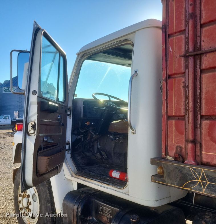 image for item DO4755 1982 International grain truck