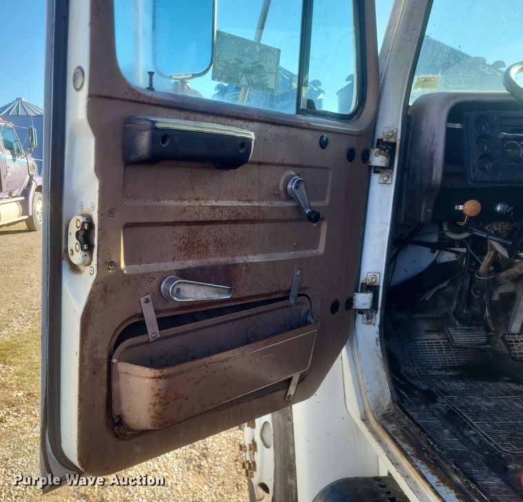 image for item DO4755 1982 International grain truck