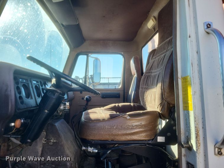 image for item DO4755 1982 International grain truck