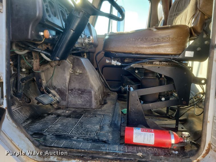 image for item DO4755 1982 International grain truck