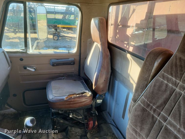 image for item DO4755 1982 International grain truck