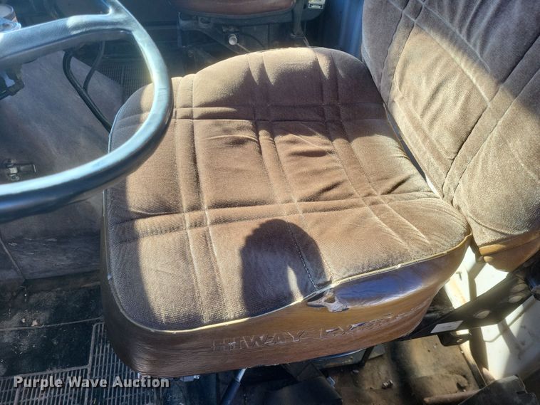 image for item DO4755 1982 International grain truck