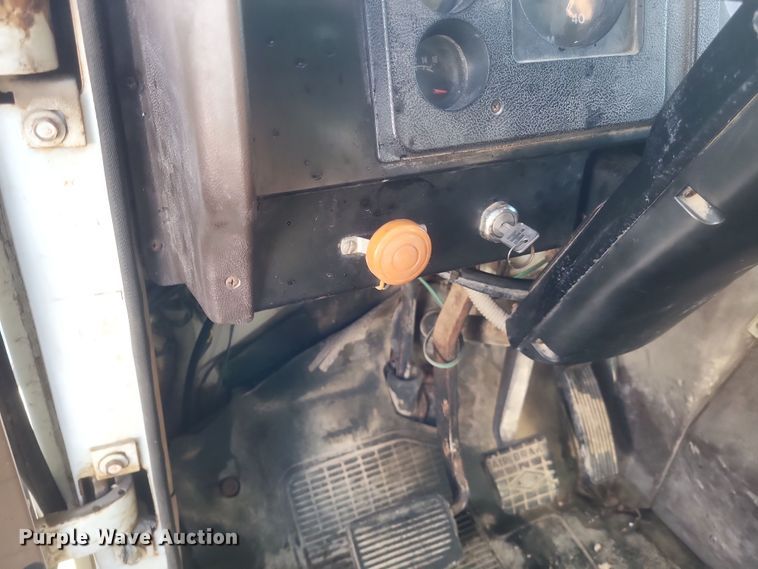 image for item DO4755 1982 International grain truck