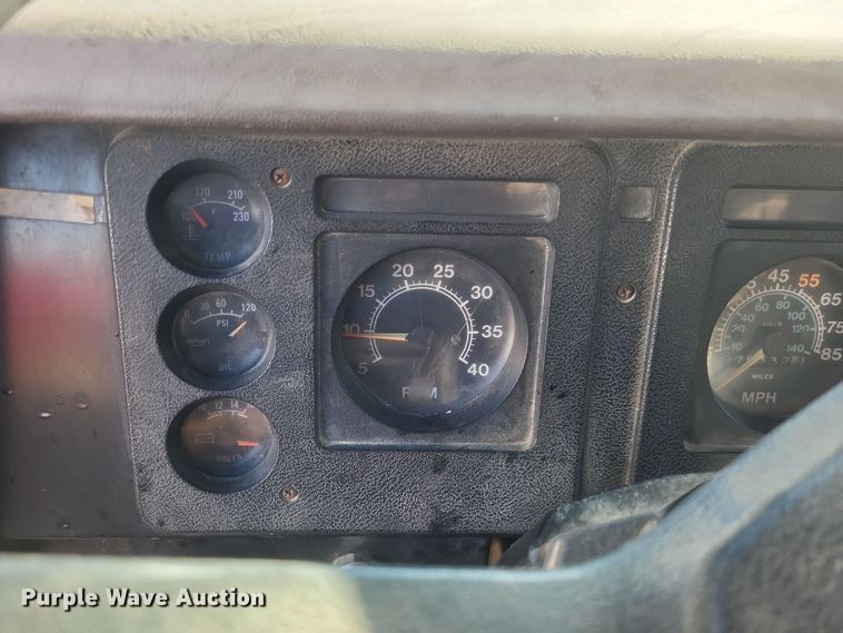 image for item DO4755 1982 International grain truck