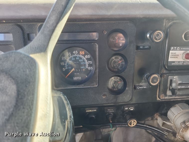 image for item DO4755 1982 International grain truck