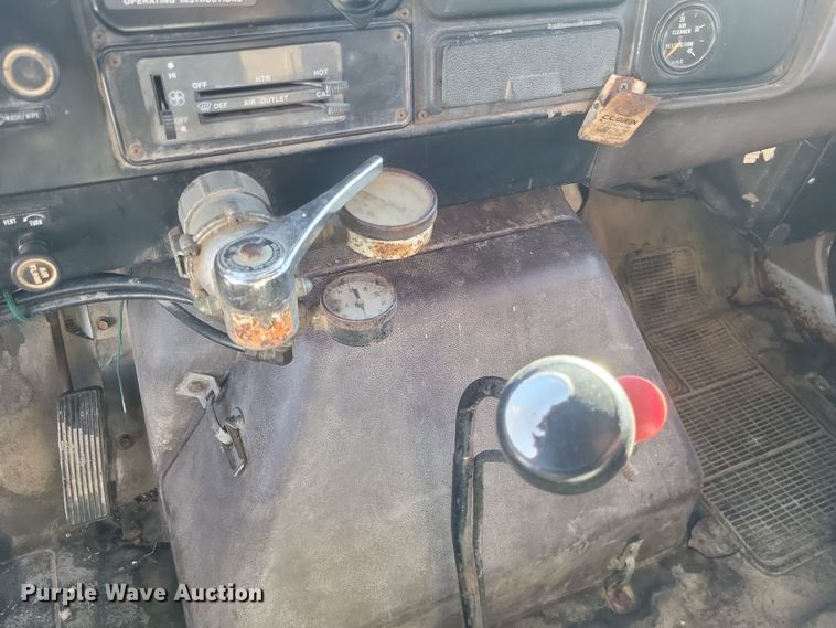 image for item DO4755 1982 International grain truck