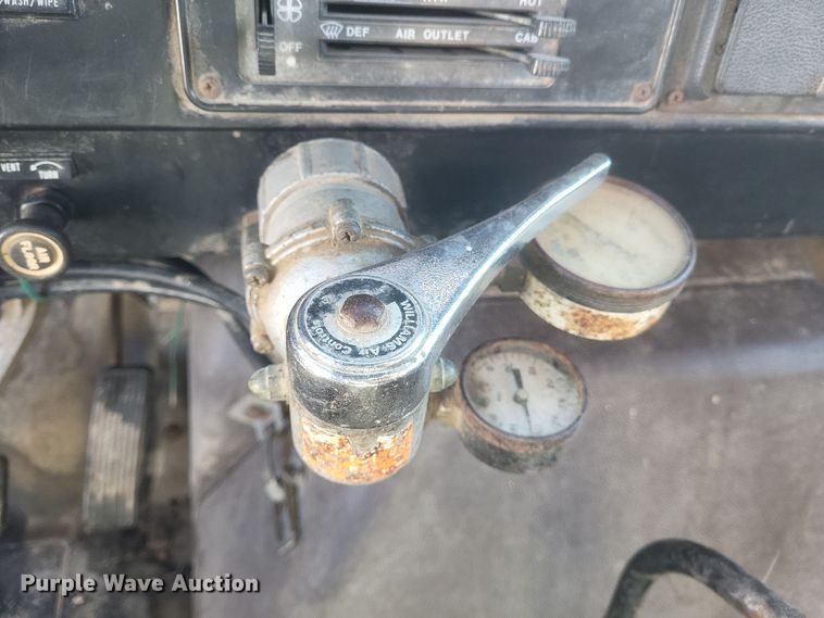 image for item DO4755 1982 International grain truck