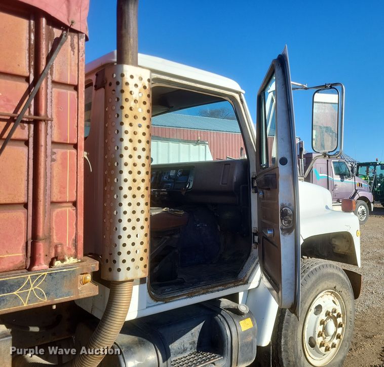 image for item DO4755 1982 International grain truck