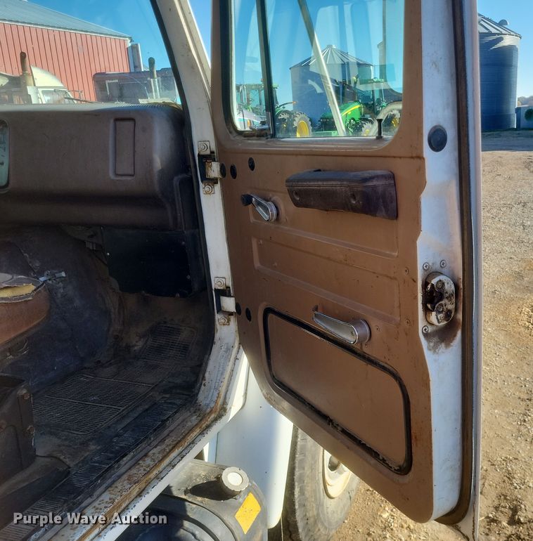 image for item DO4755 1982 International grain truck