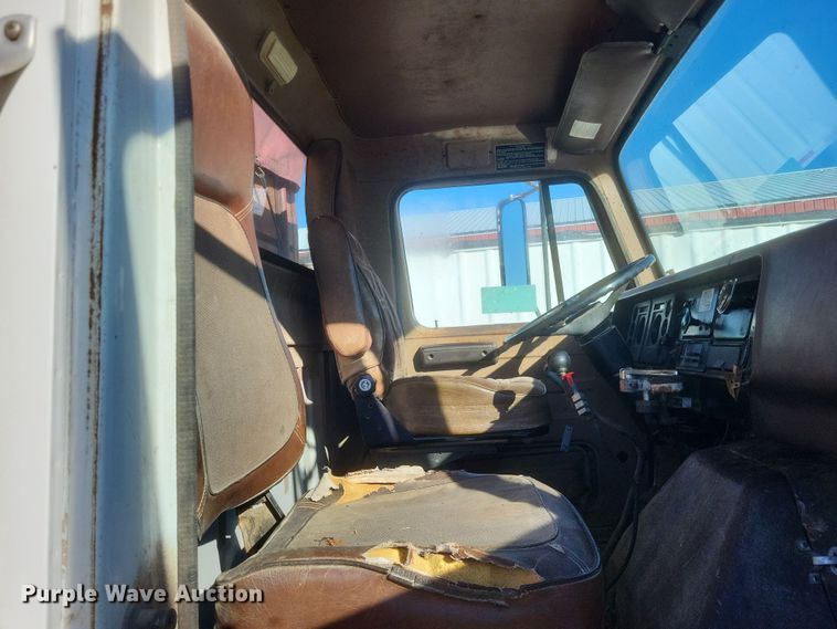 image for item DO4755 1982 International grain truck