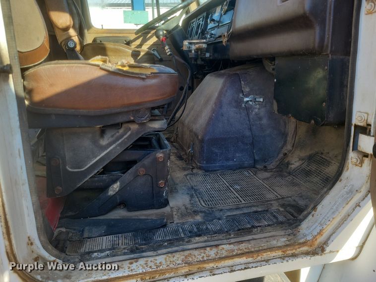 image for item DO4755 1982 International grain truck