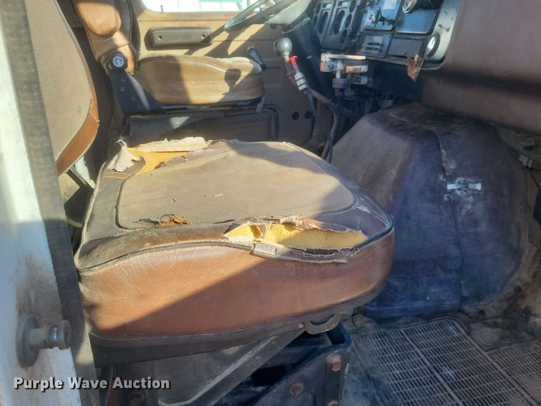 image for item DO4755 1982 International grain truck