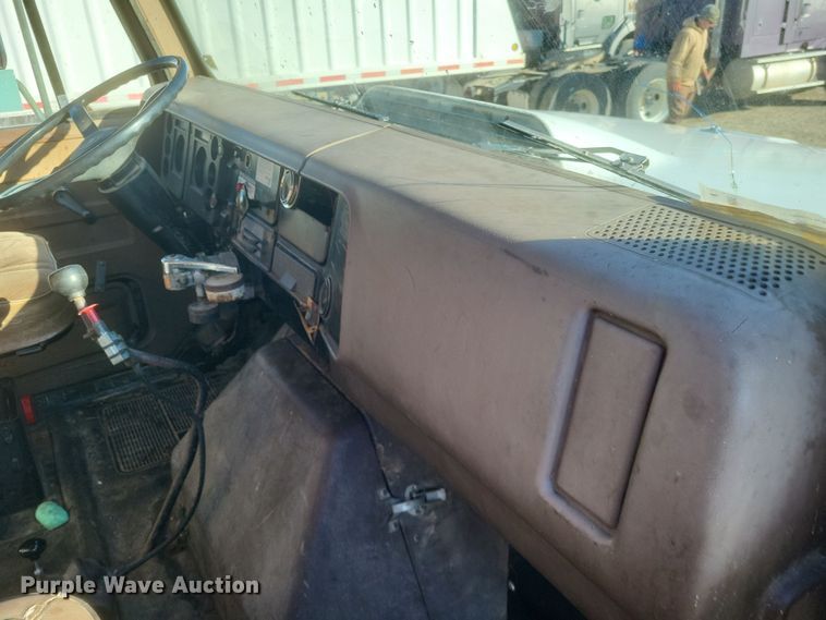 image for item DO4755 1982 International grain truck