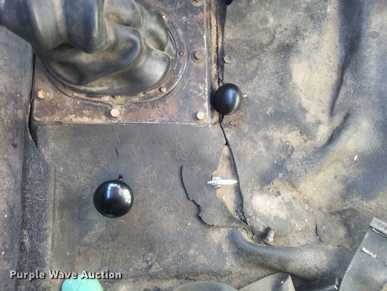 image for item DO4755 1982 International grain truck