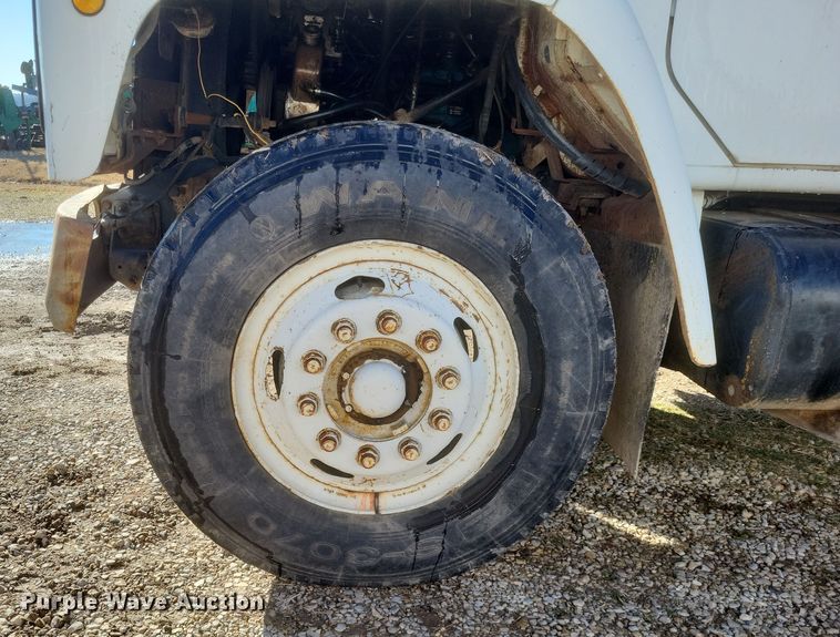 image for item DO4755 1982 International grain truck