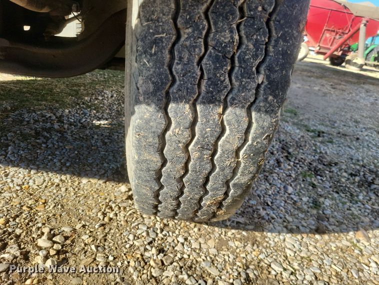 image for item DO4755 1982 International grain truck