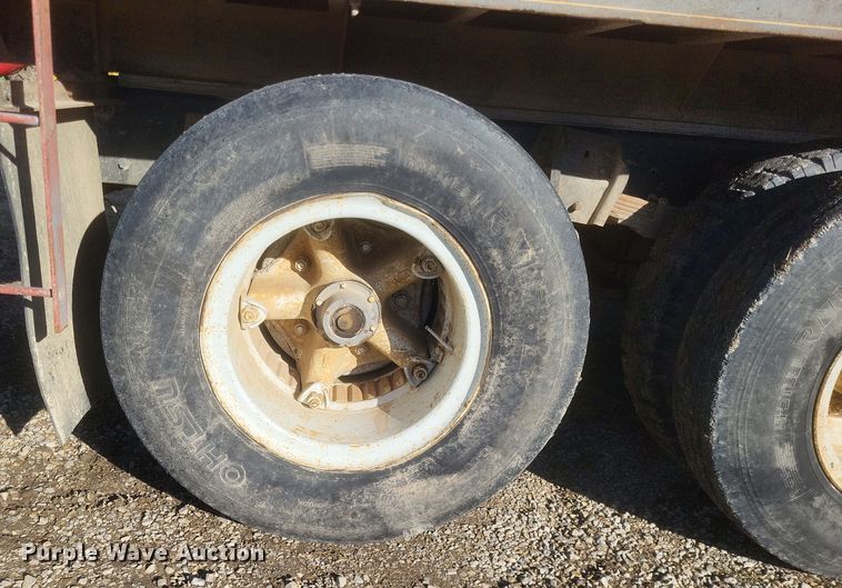 image for item DO4755 1982 International grain truck