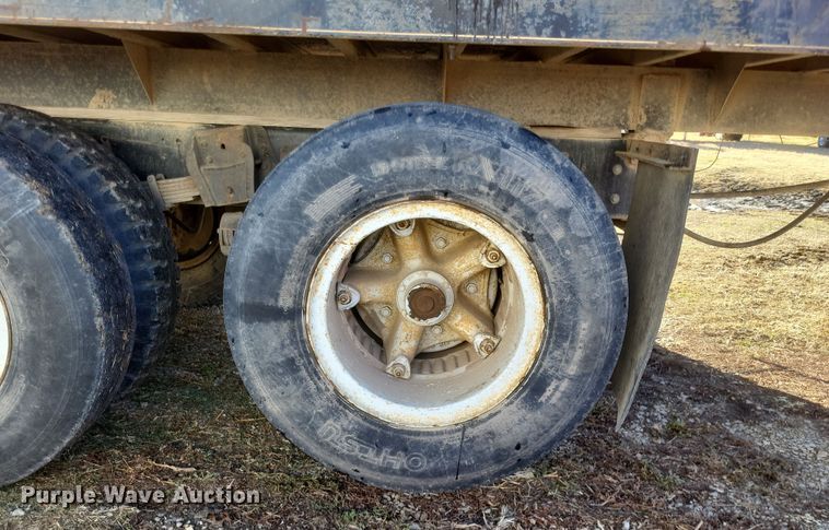 image for item DO4755 1982 International grain truck