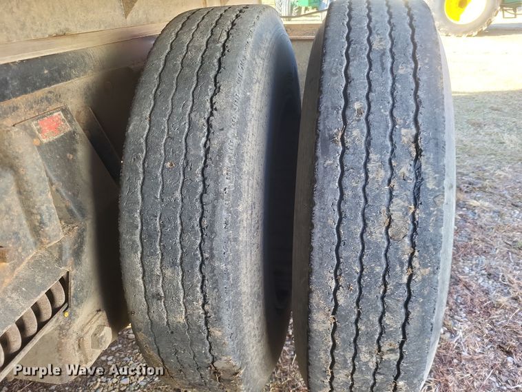 image for item DO4755 1982 International grain truck