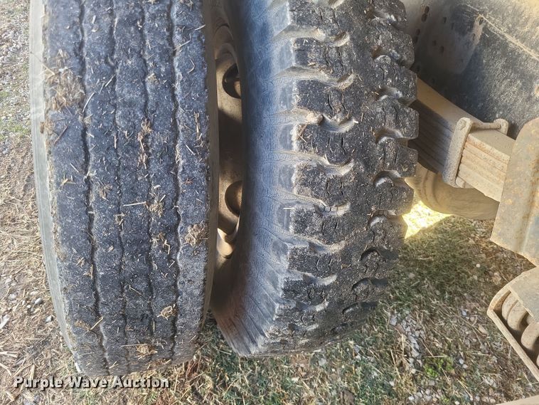 image for item DO4755 1982 International grain truck