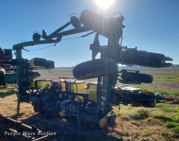 image for item DO4756 John Deere 7300  planter