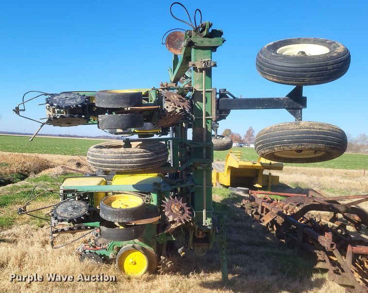 image for item DO4756 John Deere 7300  planter