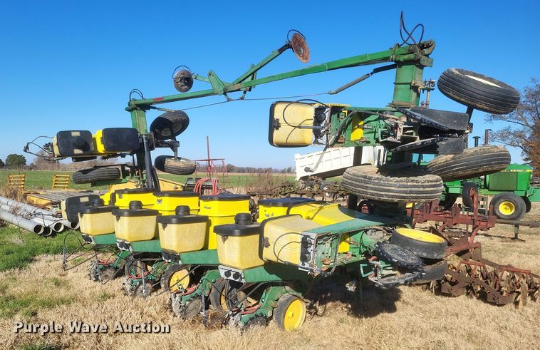 image for item DO4756 John Deere 7300  planter