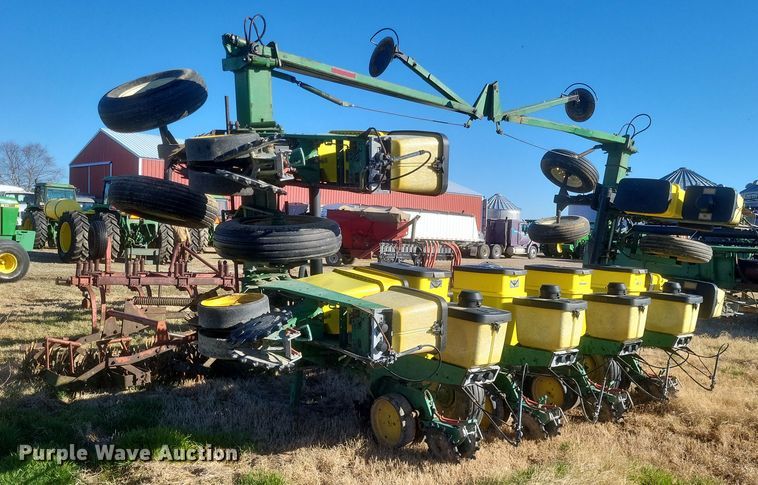 image for item DO4756 John Deere 7300  planter