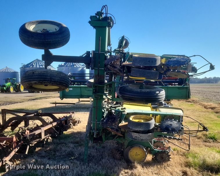 image for item DO4756 John Deere 7300  planter