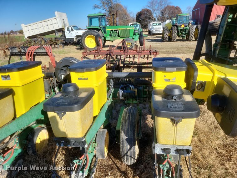image for item DO4756 John Deere 7300  planter