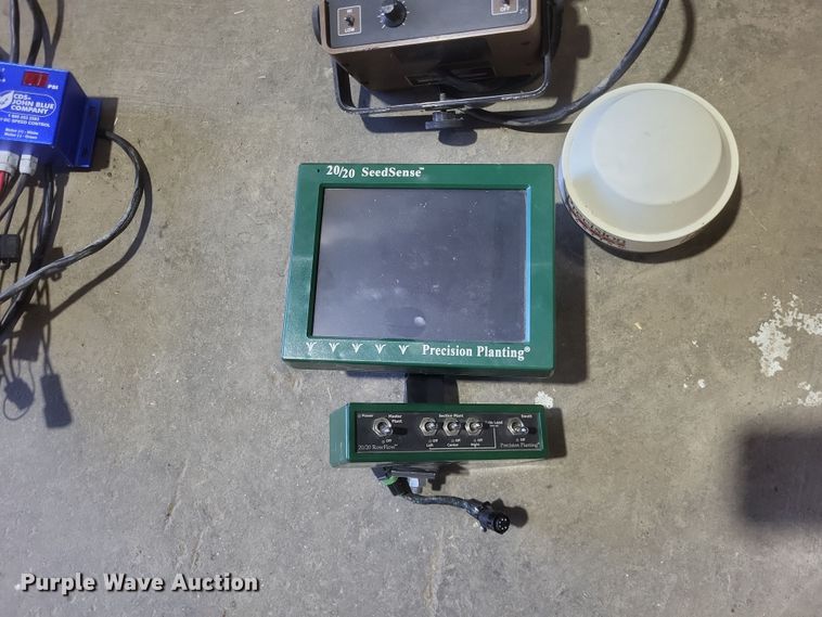 image for item DO4756 John Deere 7300  planter