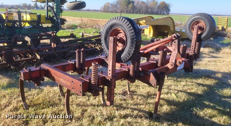 image for item DO4757 Massey Ferguson 127  chisel