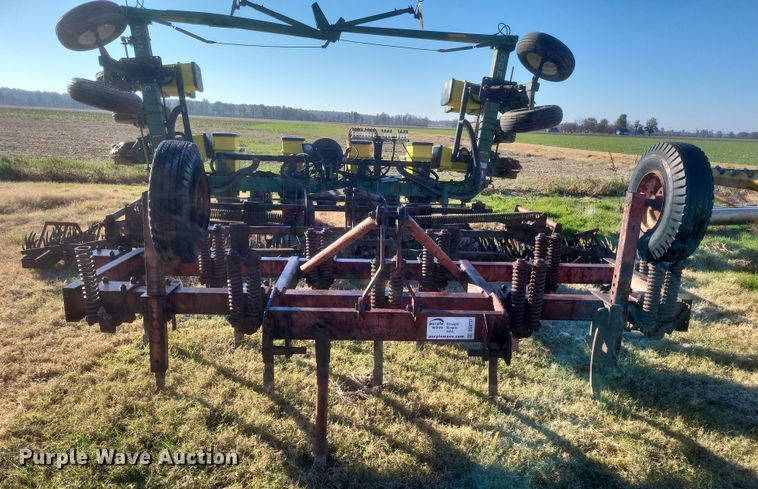 image for item DO4757 Massey Ferguson 127  chisel