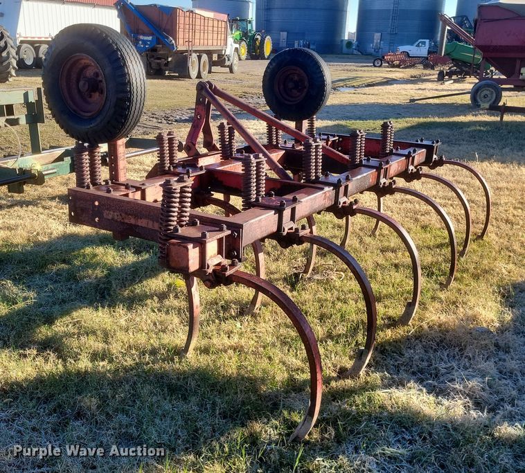 image for item DO4757 Massey Ferguson 127  chisel