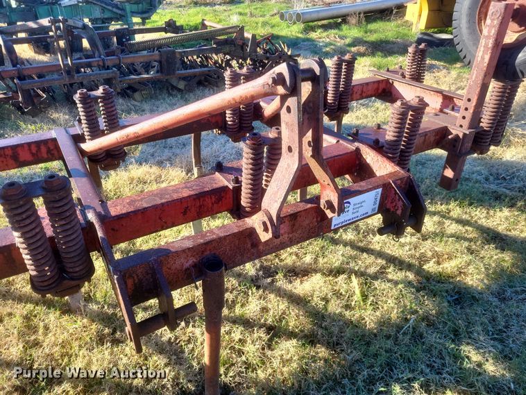 image for item DO4757 Massey Ferguson 127  chisel