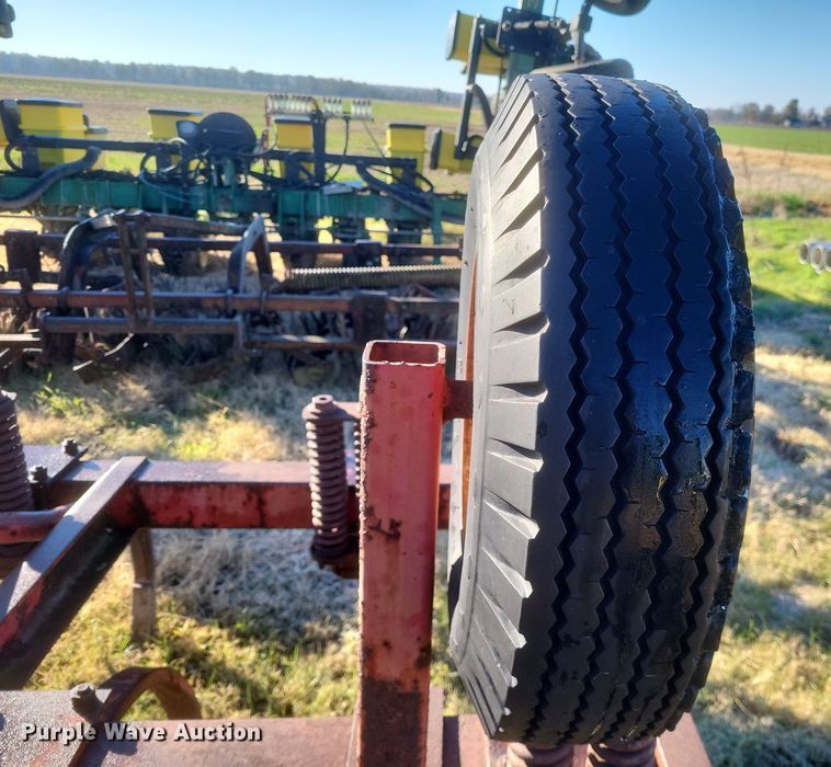 image for item DO4757 Massey Ferguson 127  chisel
